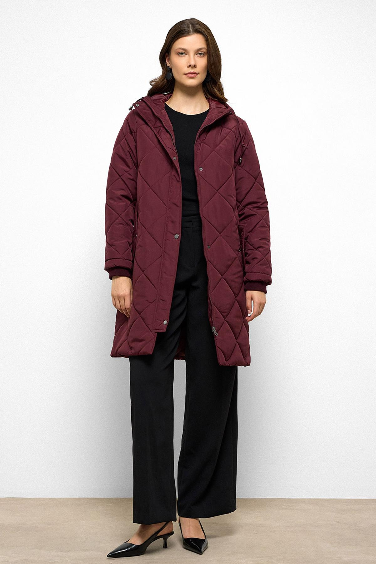 معطف مبطن بغطاء للرأس وسحاب وتفاصيل ضلعية حافة 6776