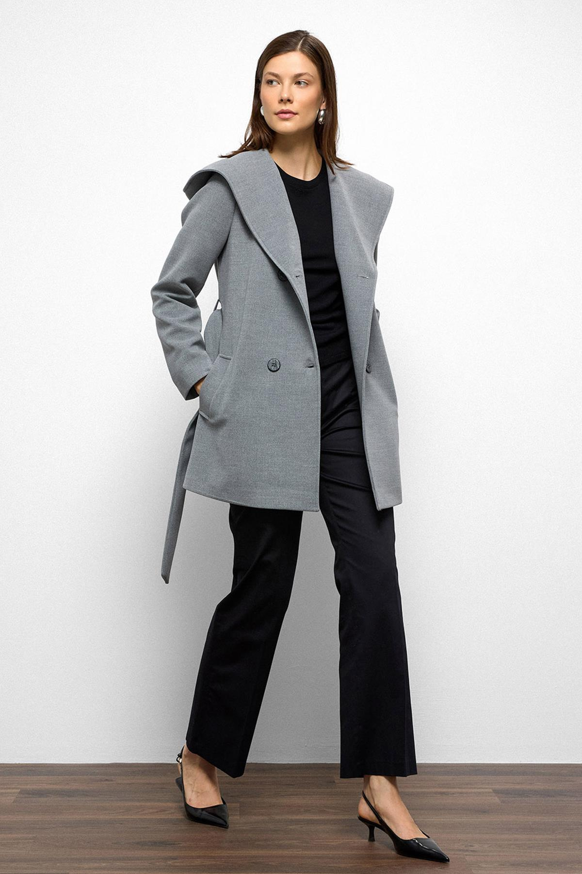 معطف قصير مزدوج الصدر بغطاء للرأس رمادي 3103