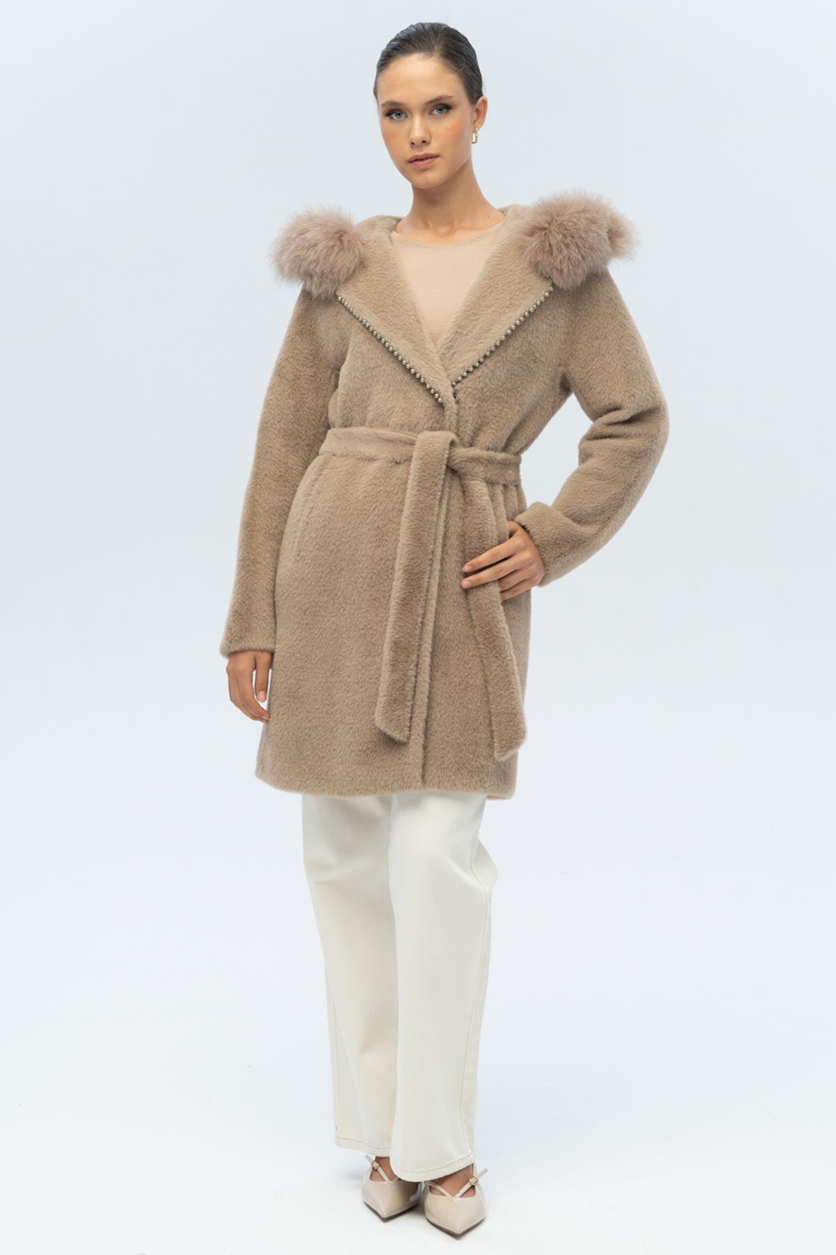 Kapüşonu Kürklü İnci Detaylı Peluş Kaban VİZON 3097-TK