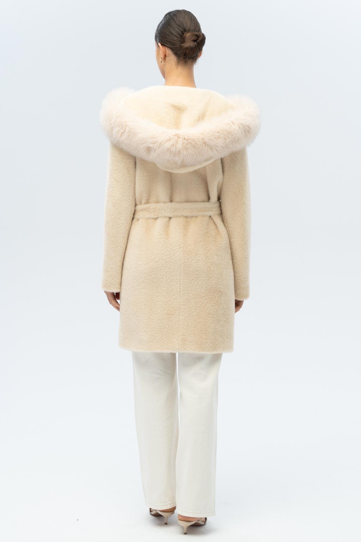 Kapüşonu Kürklü İnci Detaylı Peluş Kaban BEJ 3097-TK