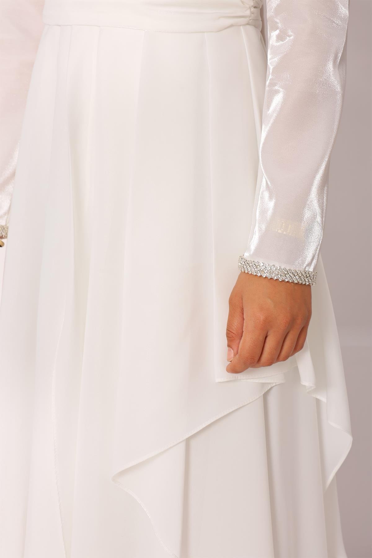 فستان سهرة حجاب من التفتا والساتان مع طيات مطرزة بالأحجار وتفاصيل كشكشة على فتحات الأكمام أبيض 1215