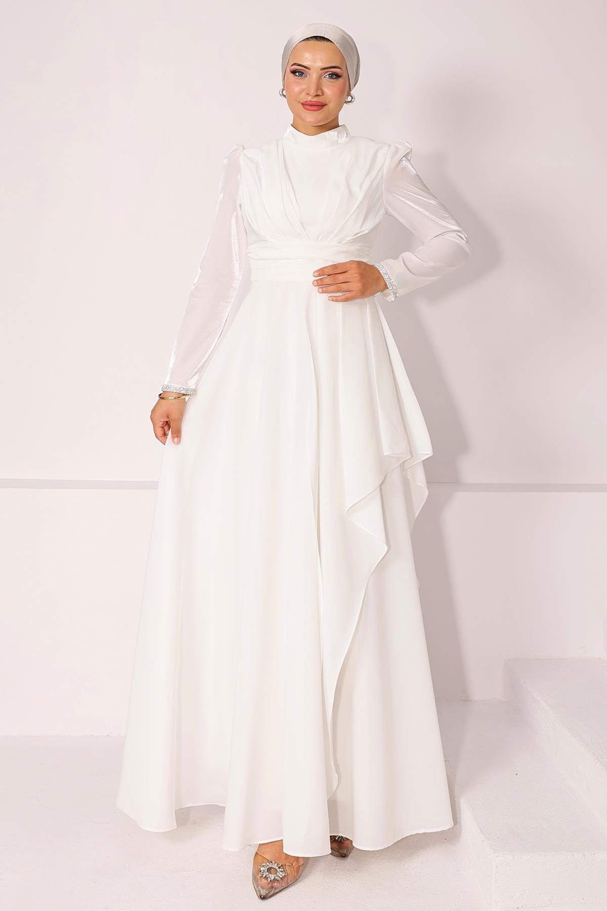 فستان سهرة حجاب من التفتا والساتان مع طيات مطرزة بالأحجار وتفاصيل كشكشة على فتحات الأكمام أبيض 1215