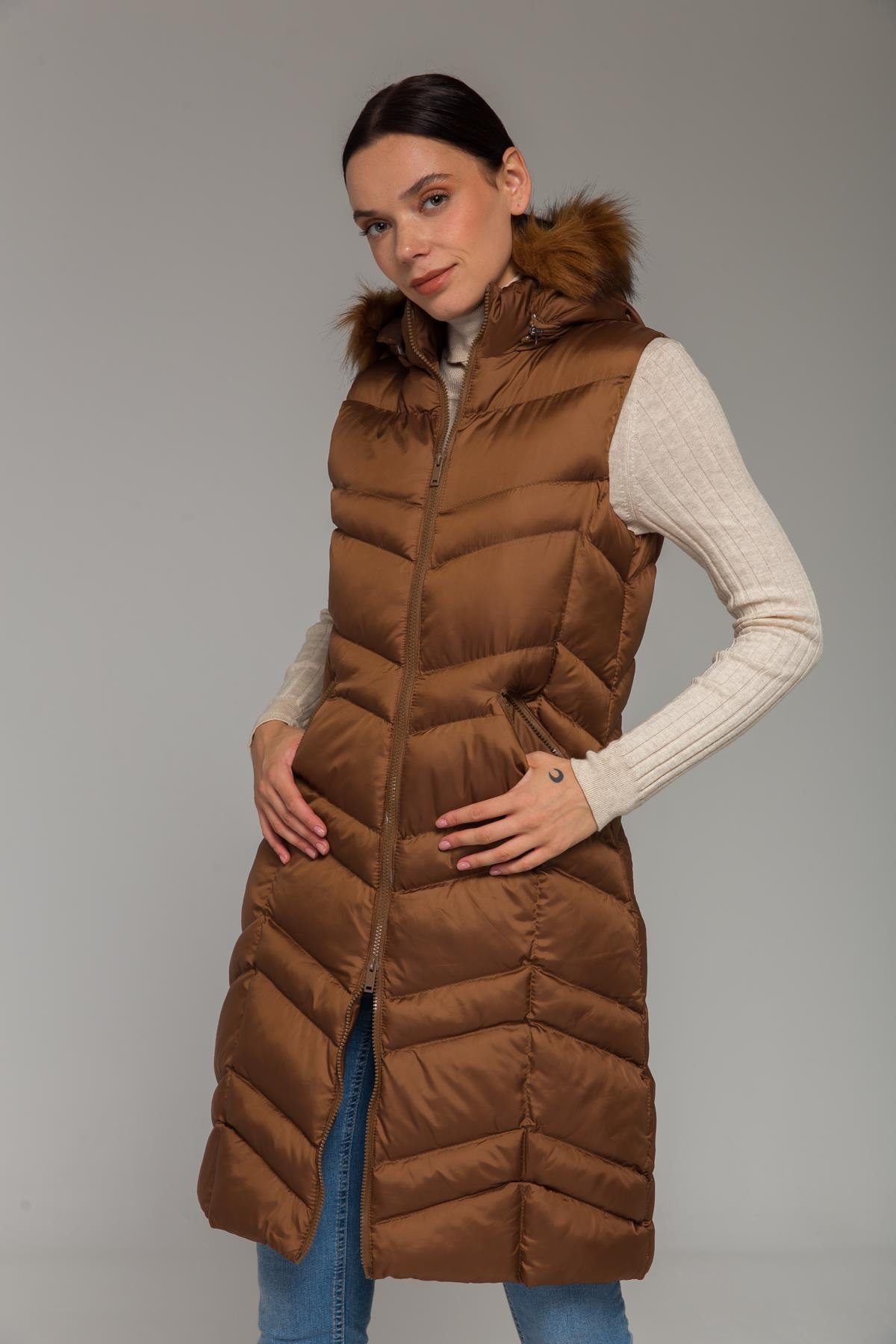 سترة منفوخة بغطاء رأس قابلة للإزالة ومغطاة بالفرو التبغ 8192