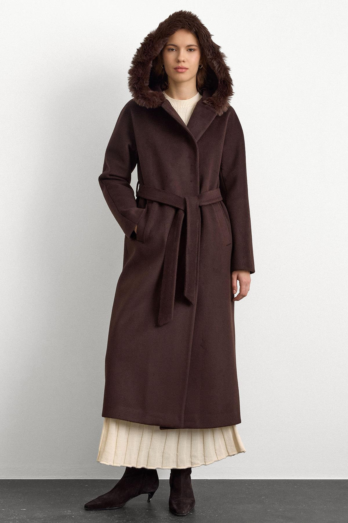 Kürklü Kapüşonlu Beli Bağlamalı Uzun Kaban KAHVE 3107