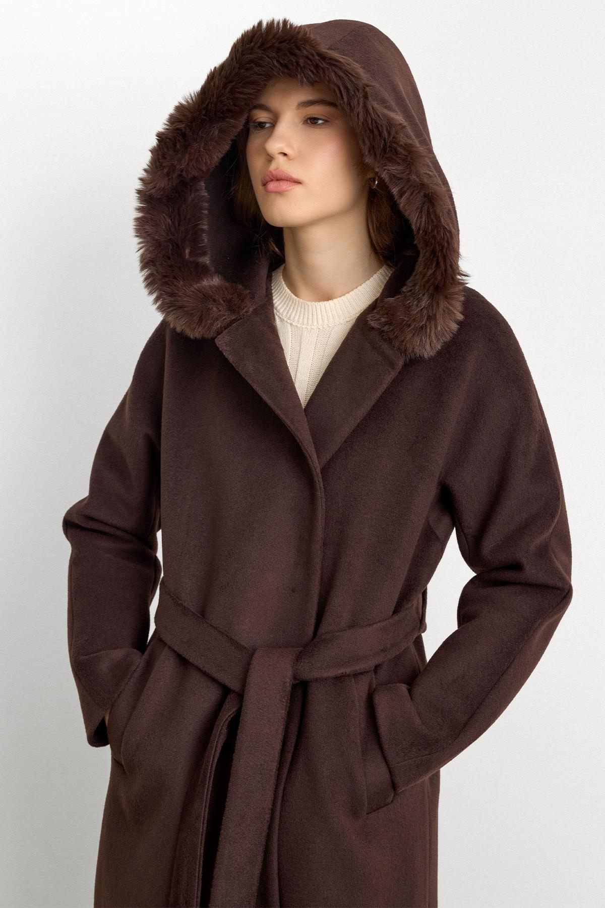 Kürklü Kapüşonlu Beli Bağlamalı Uzun Kaban KAHVE 3107