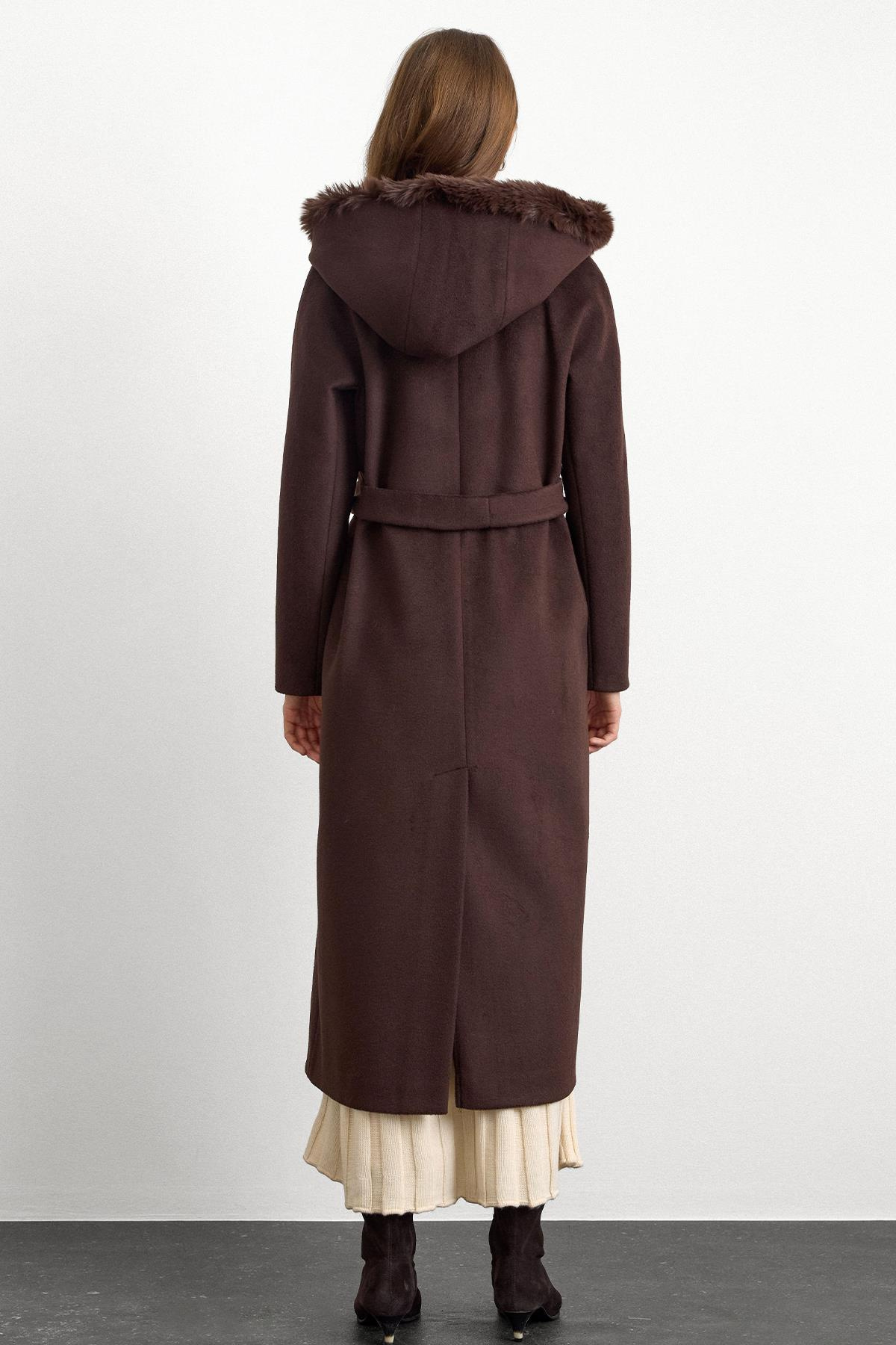 Kürklü Kapüşonlu Beli Bağlamalı Uzun Kaban KAHVE 3107