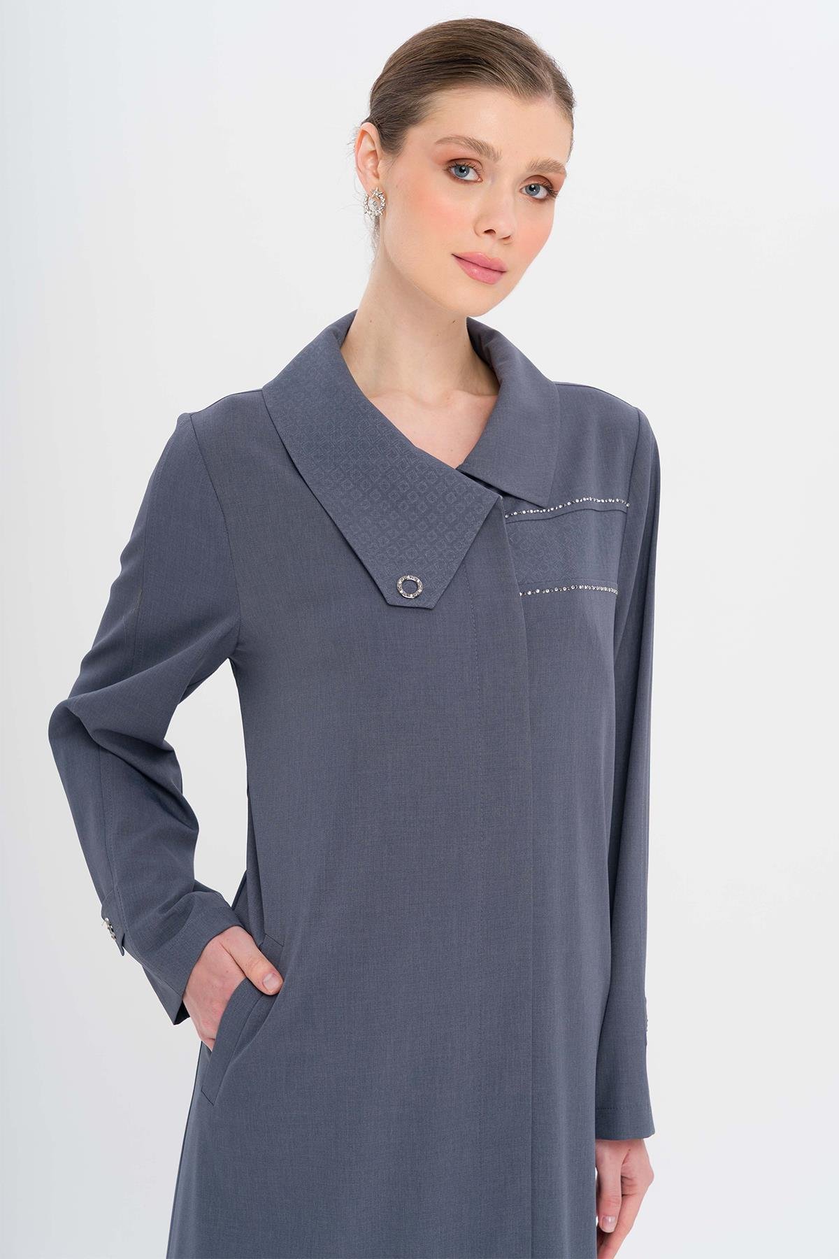 Mendil Yaka Desen ve Taş Detaylı Astarsız Büyük Beden Pardesü İNDİGO 6714