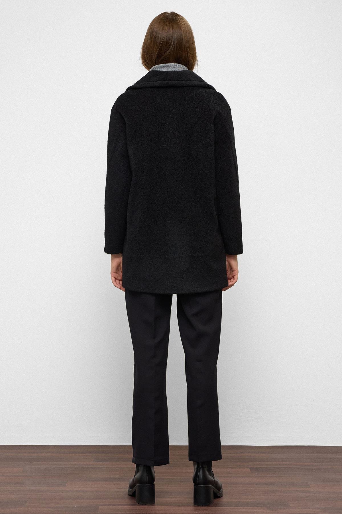 Mendil Yaka Kruvaze Geniş Kesim Kaban SİYAH 3129