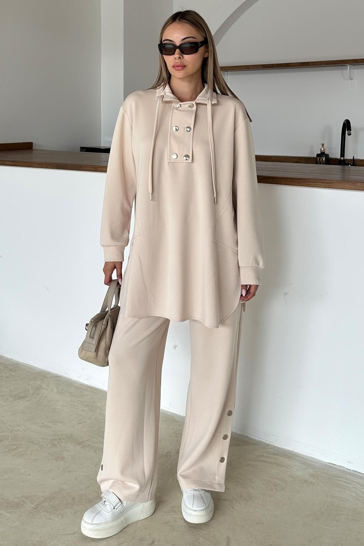 Metal Aksesuarlı Premium Kumaş Salaş Sweat Pantolon Takım KREM 9372-TK