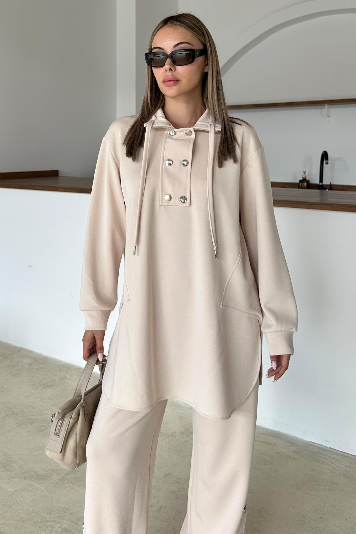 Metal Aksesuarlı Premium Kumaş Salaş Sweat Pantolon Takım KREM 9372-TK