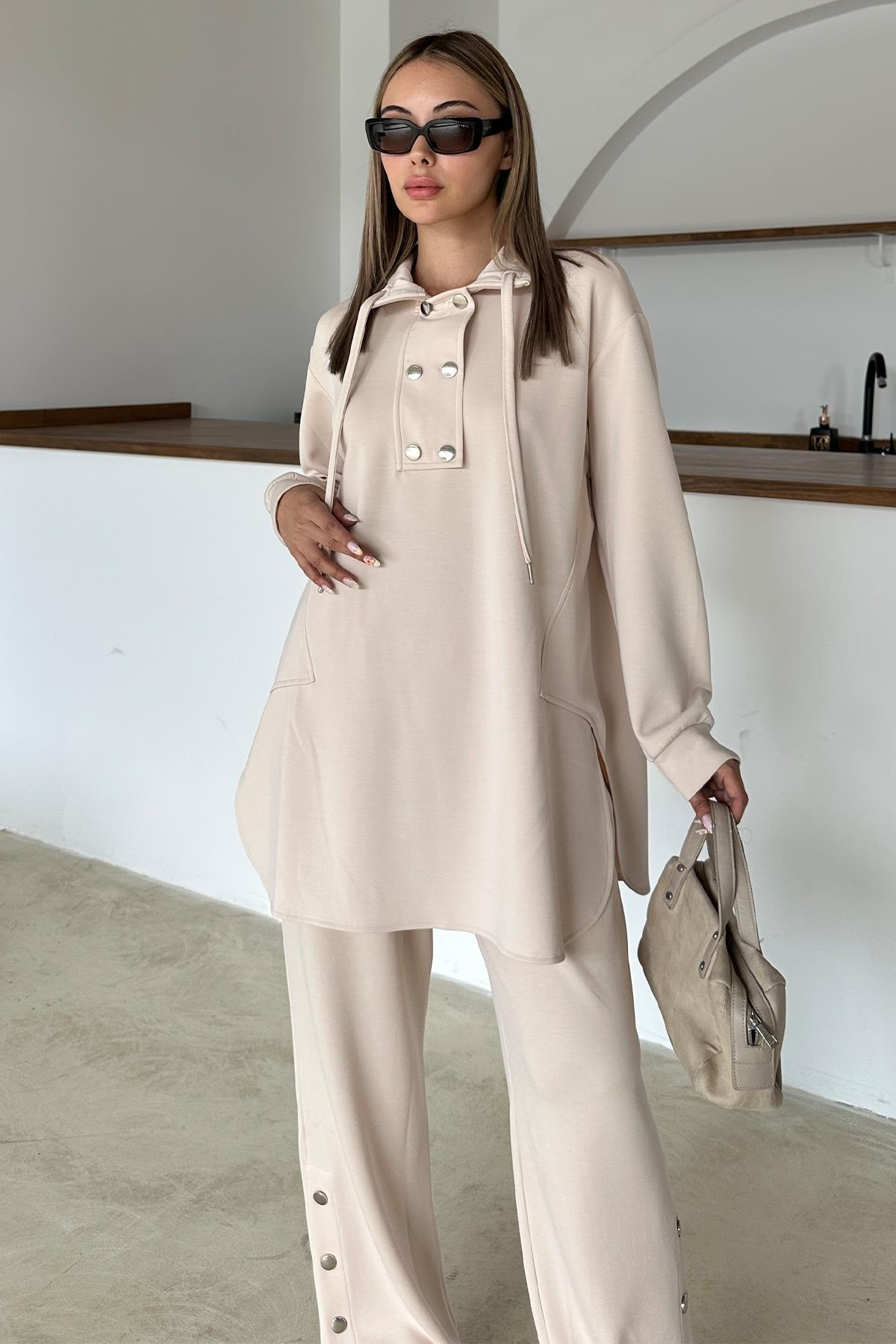 Metal Aksesuarlı Premium Kumaş Salaş Sweat Pantolon Takım KREM 9372-TK