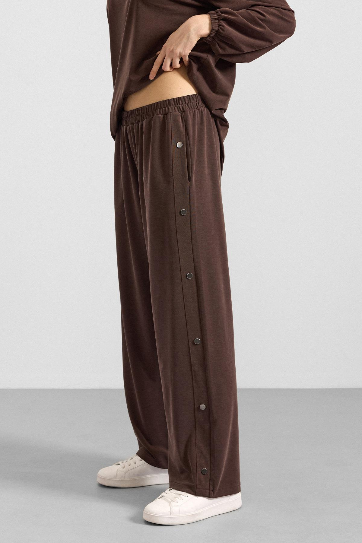 Metal Aksesuarlı Premium Kumaş Sweat Pantolon Takım KAHVE 9404-TK