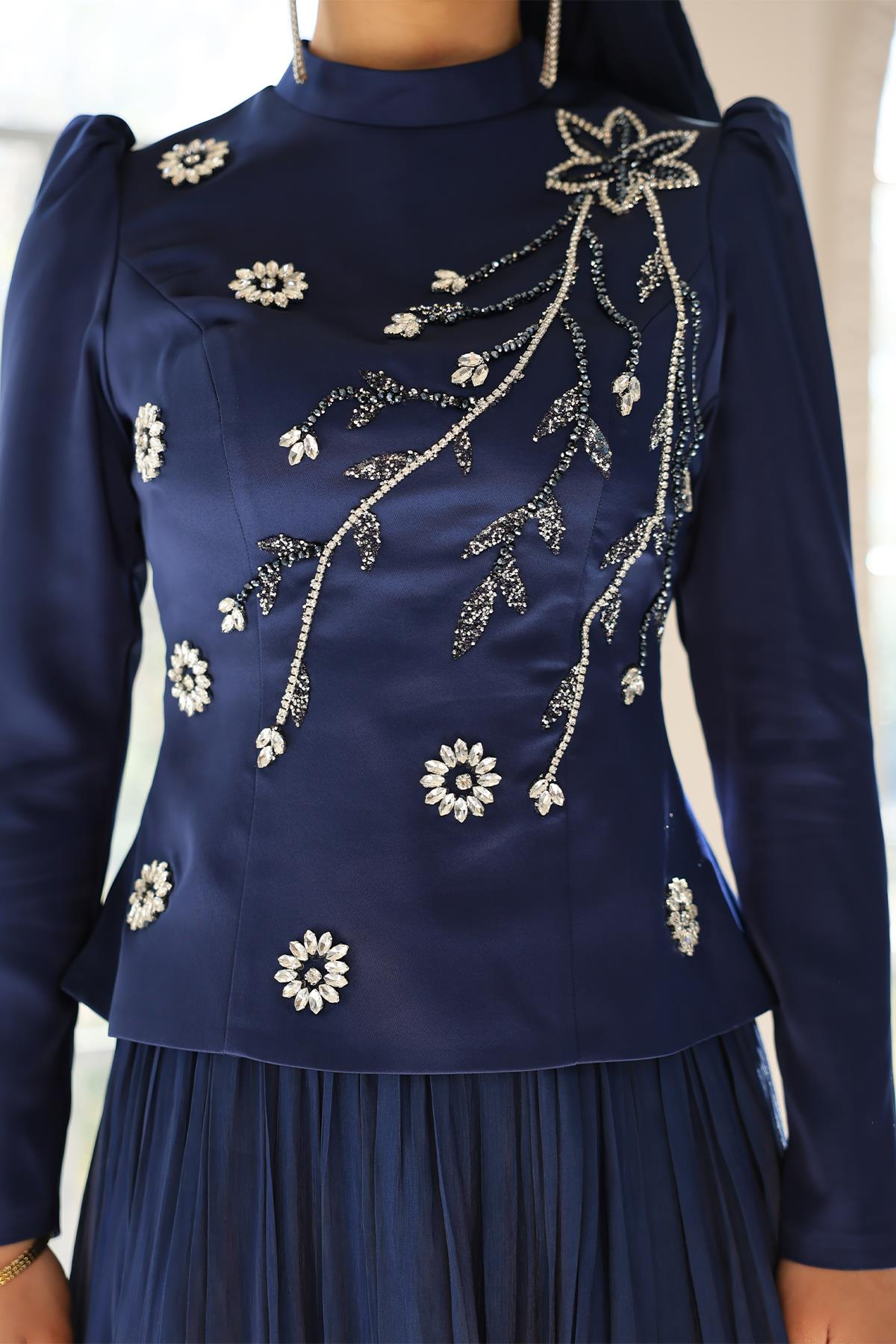 Önü Taş İşlemeli Saten Yoryo İpek Kombinli Tesettür Abiye Elbise K. İNDİGO 1055