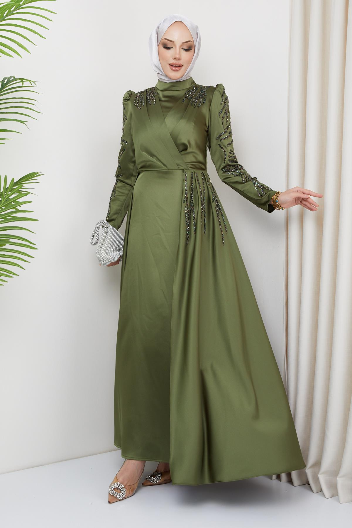 فستان سهرة من الساتان مع تفاصيل الترتر والحجر على الجهة الأمامية والأكمام أخضر فاتح 1660