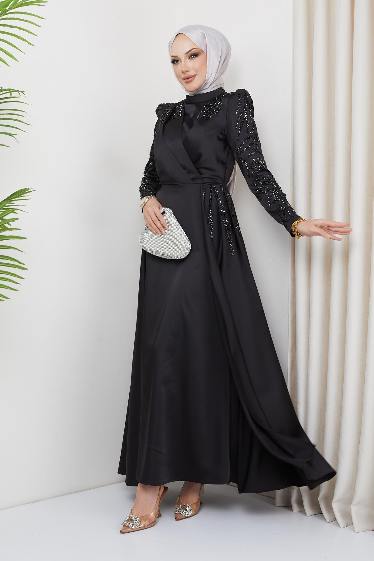 فستان سهرة من الساتان مع تفاصيل الترتر والحجر على الجهة الأمامية والأكمام أسود 1660