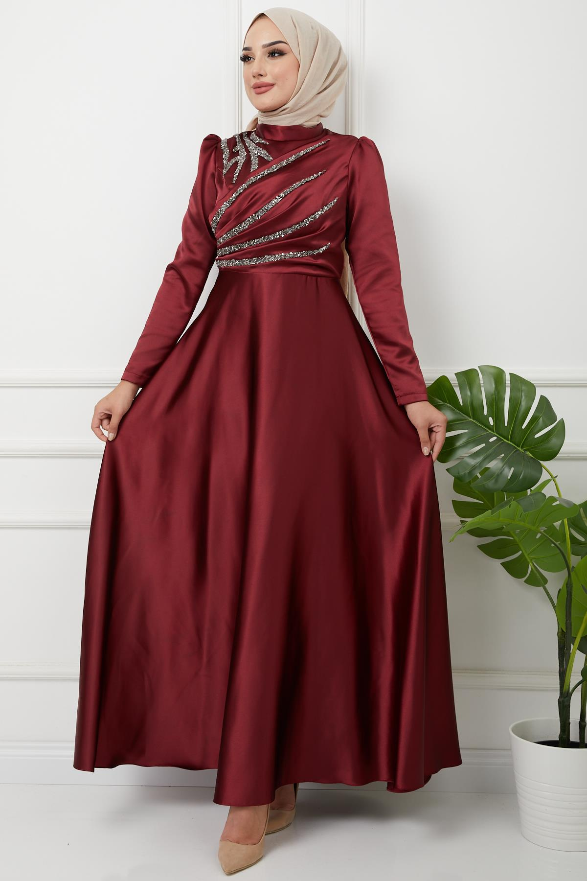 فستان سهرة من الساتان مع كشكشة وتفاصيل حجرية على الجهة الأمامية حافة 1596