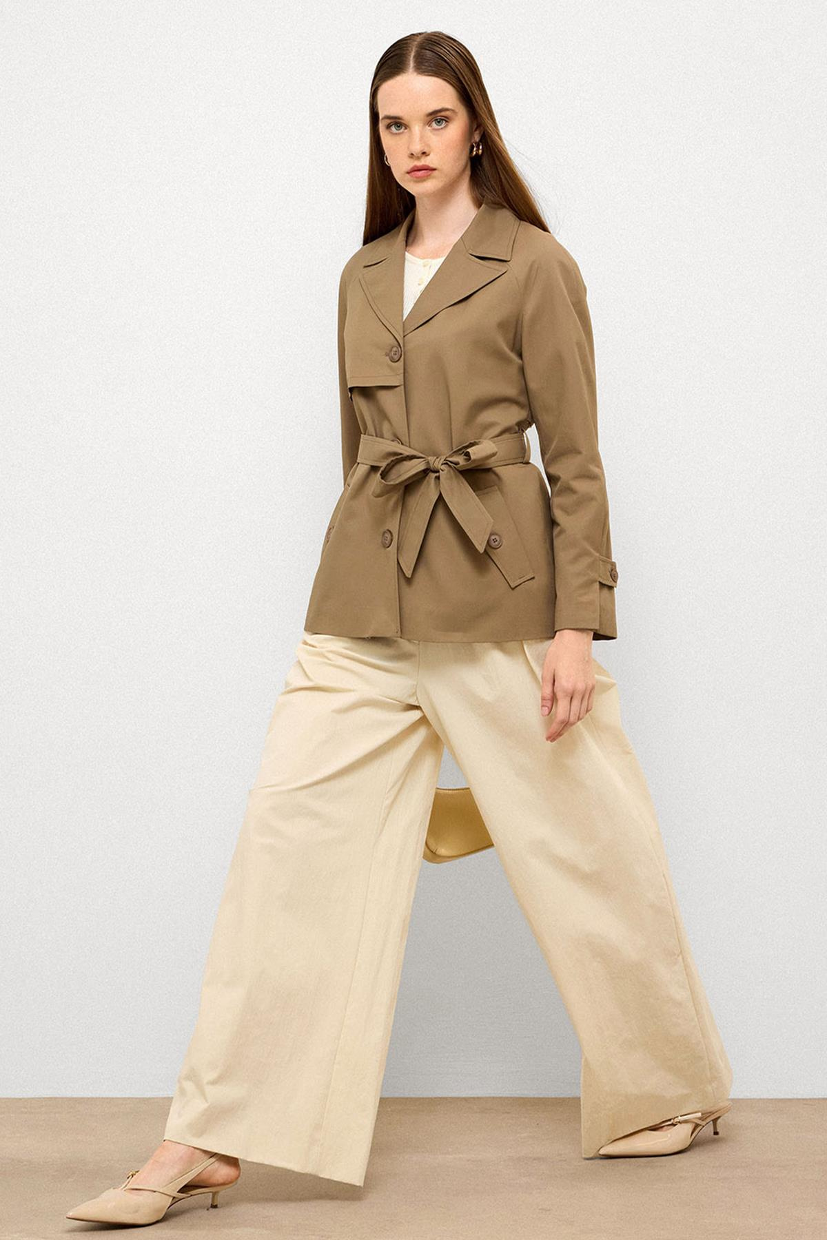 Pelerin Detaylı Arkası Plikaşe Su İtici Özellikli Kısa Trençkot VİZON 6772