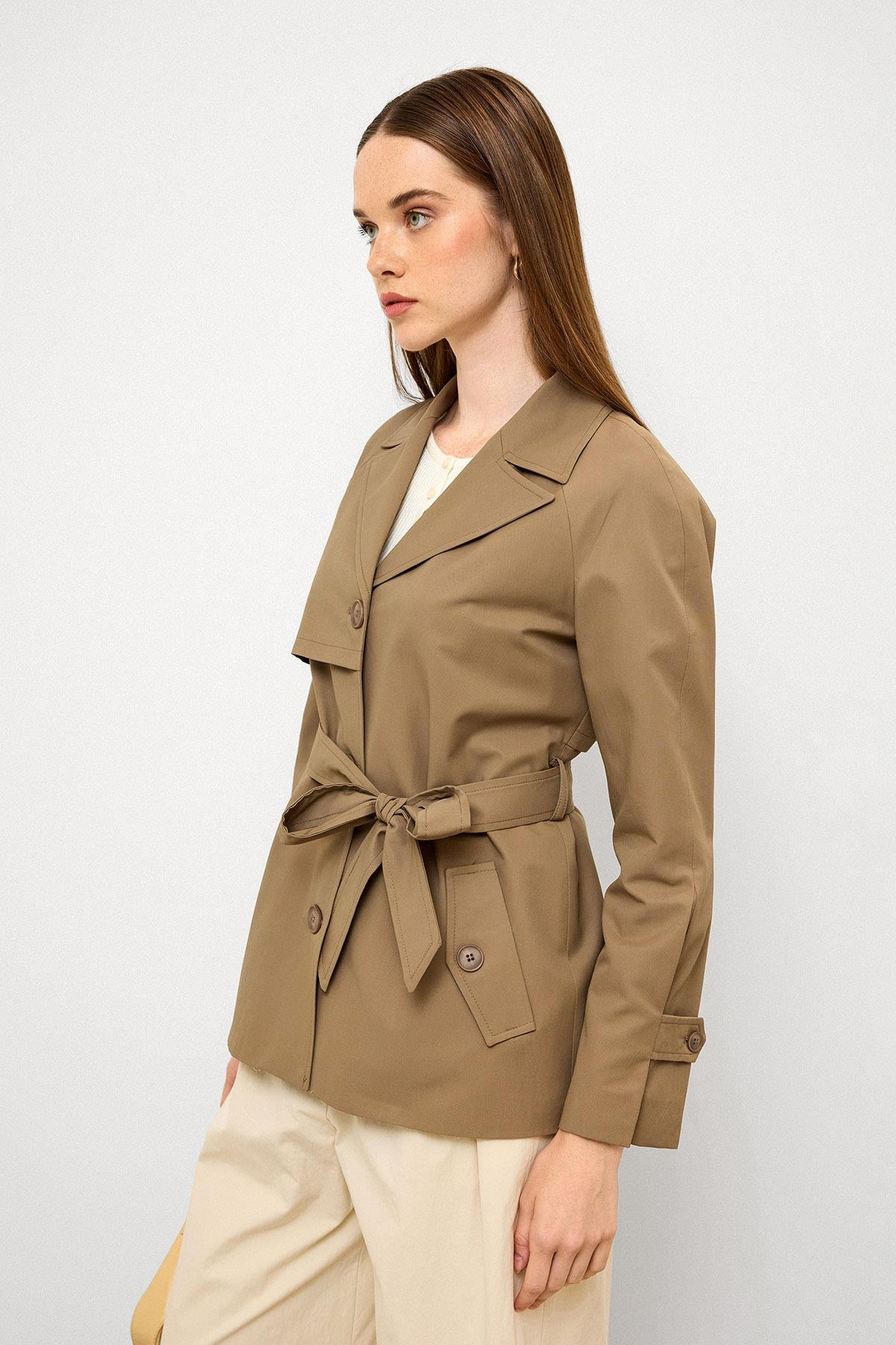 Pelerin Detaylı Arkası Plikaşe Su İtici Özellikli Kısa Trençkot VİZON 6772