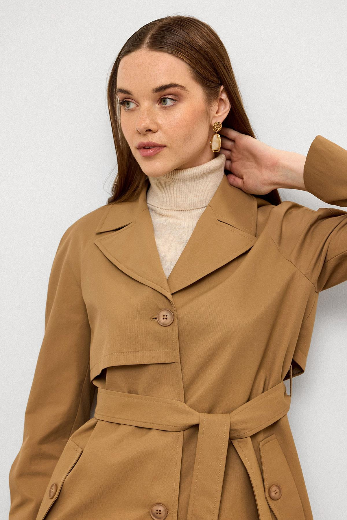 Pelerin Detaylı Arkası Plikaşe Su İtici Özellikli Kısa Trençkot KAMEL 6772