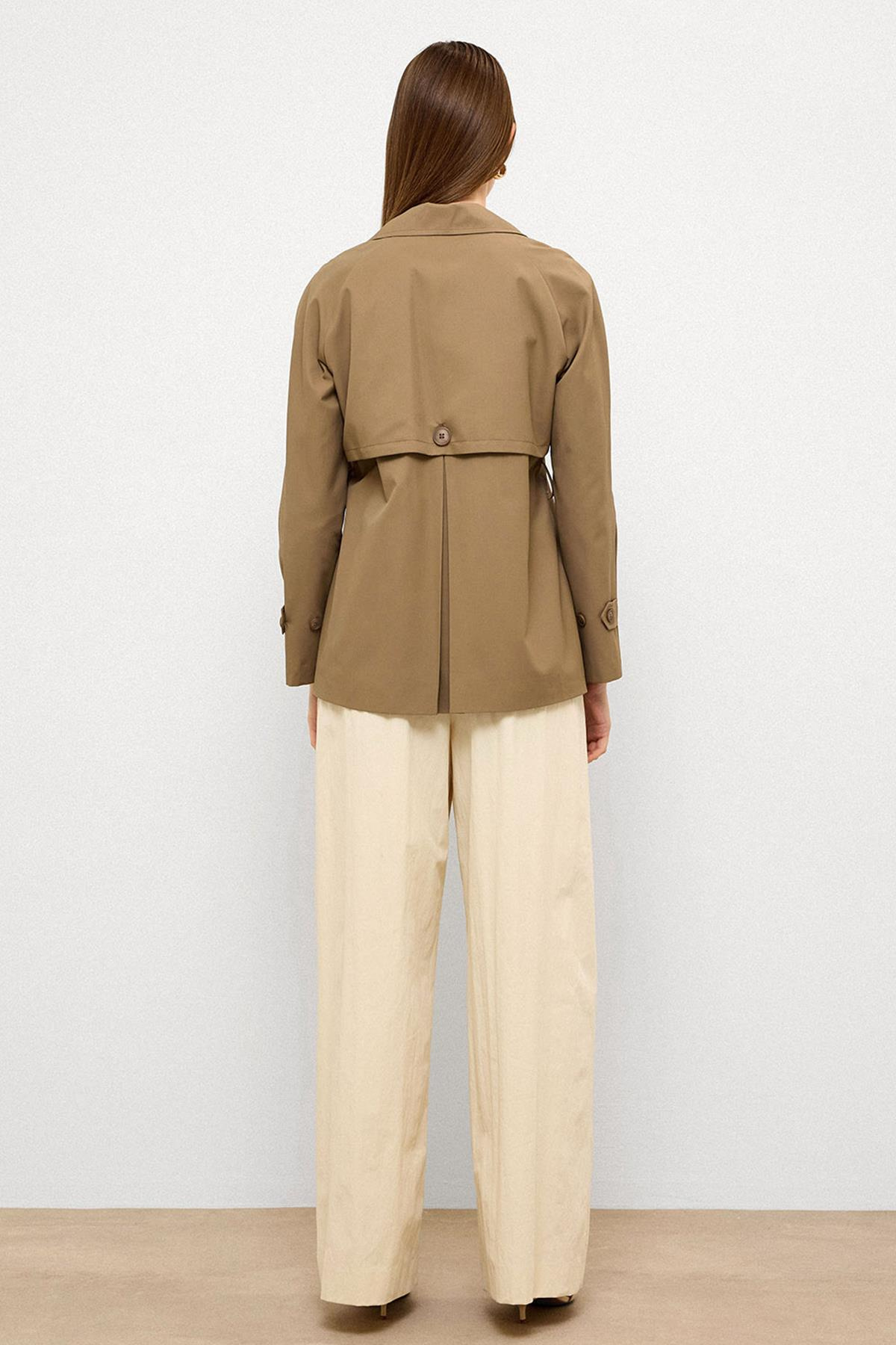 Pelerin Detaylı Arkası Plikaşe Su İtici Özellikli Kısa Trençkot VİZON 6772