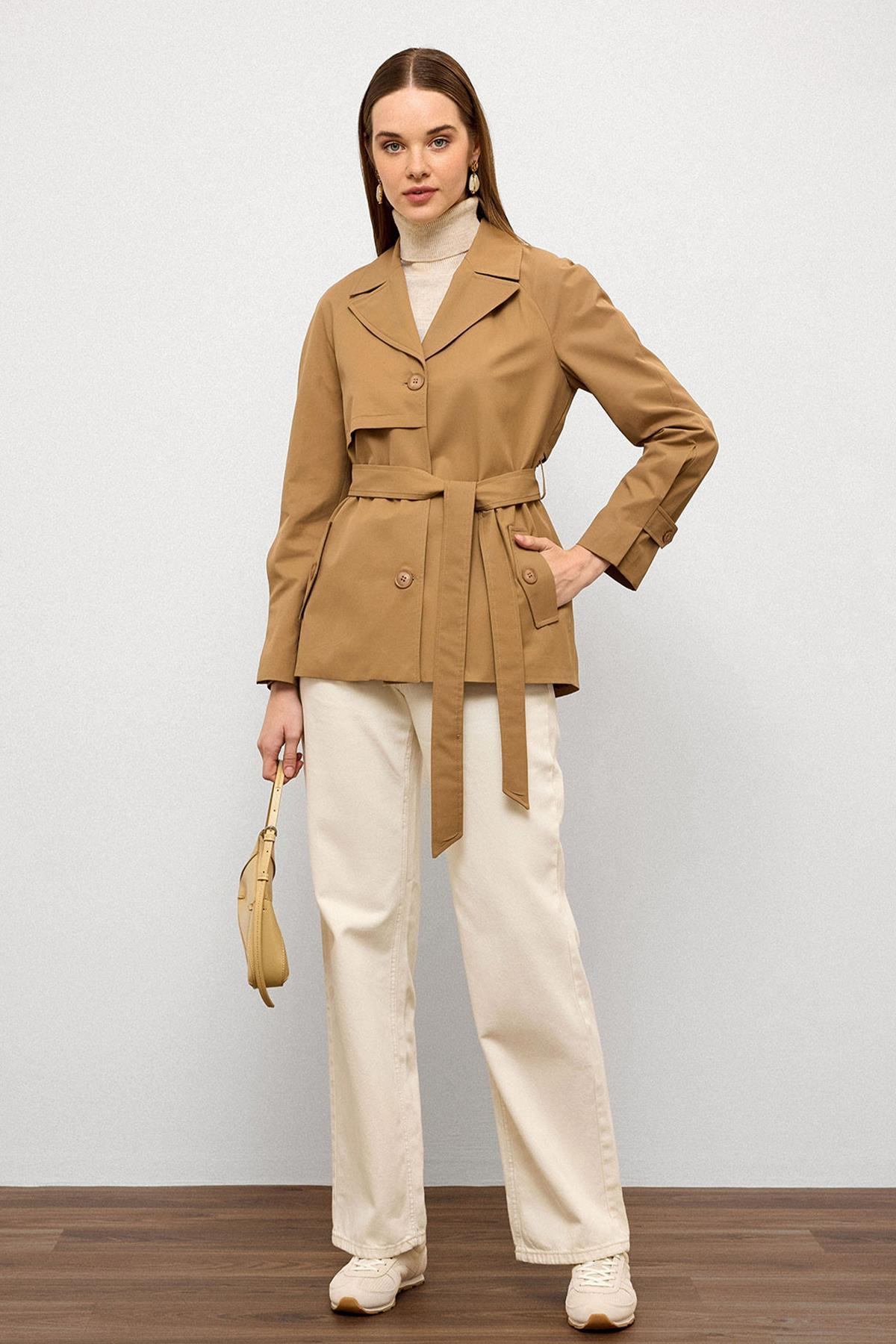 Pelerin Detaylı Arkası Plikaşe Su İtici Özellikli Kısa Trençkot KAMEL 6772