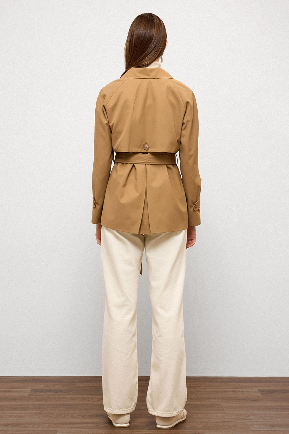 Pelerin Detaylı Arkası Plikaşe Su İtici Özellikli Kısa Trençkot KAMEL 6772