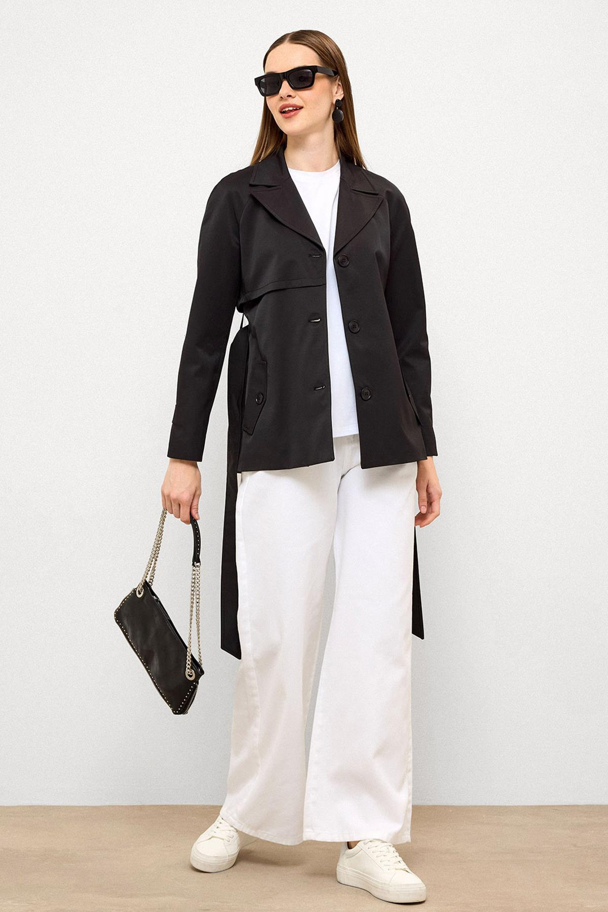 Pelerin Detaylı Arkası Plikaşe Su İtici Özellikli Kısa Trençkot SİYAH 6772