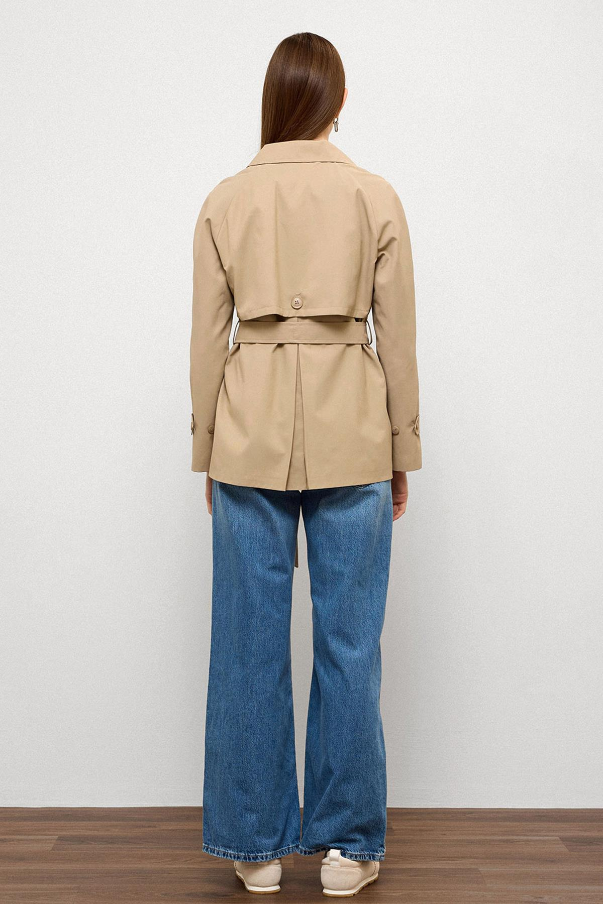 Pelerin Detaylı Arkası Plikaşe Su İtici Özellikli Kısa Trençkot BEJ 6772