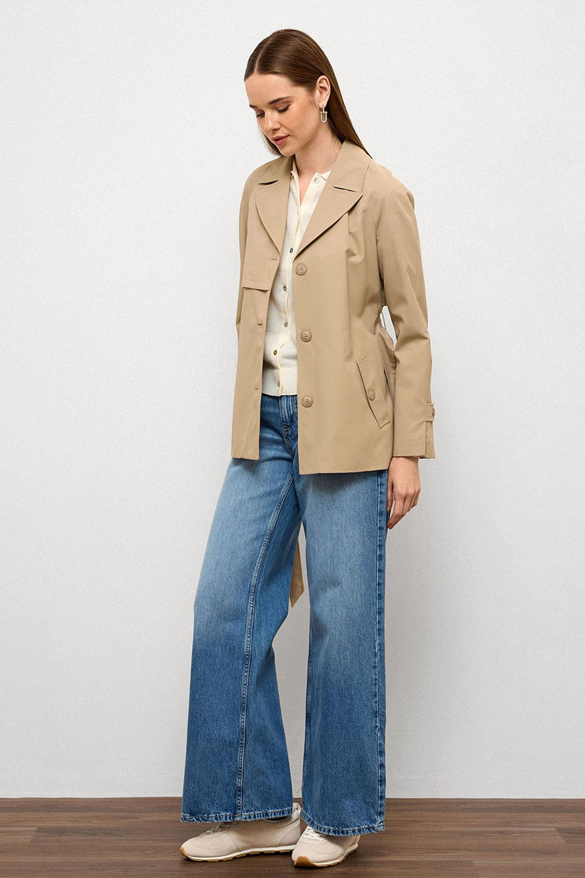 Pelerin Detaylı Arkası Plikaşe Su İtici Özellikli Kısa Trençkot BEJ 6772