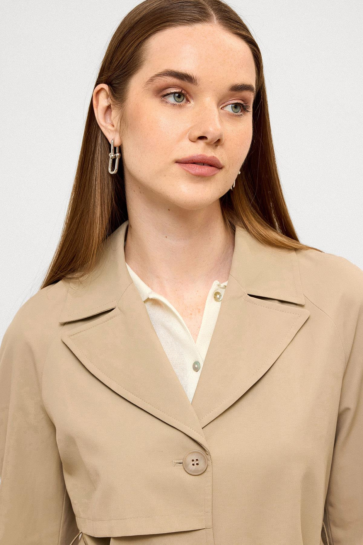 Pelerin Detaylı Arkası Plikaşe Su İtici Özellikli Kısa Trençkot BEJ 6772