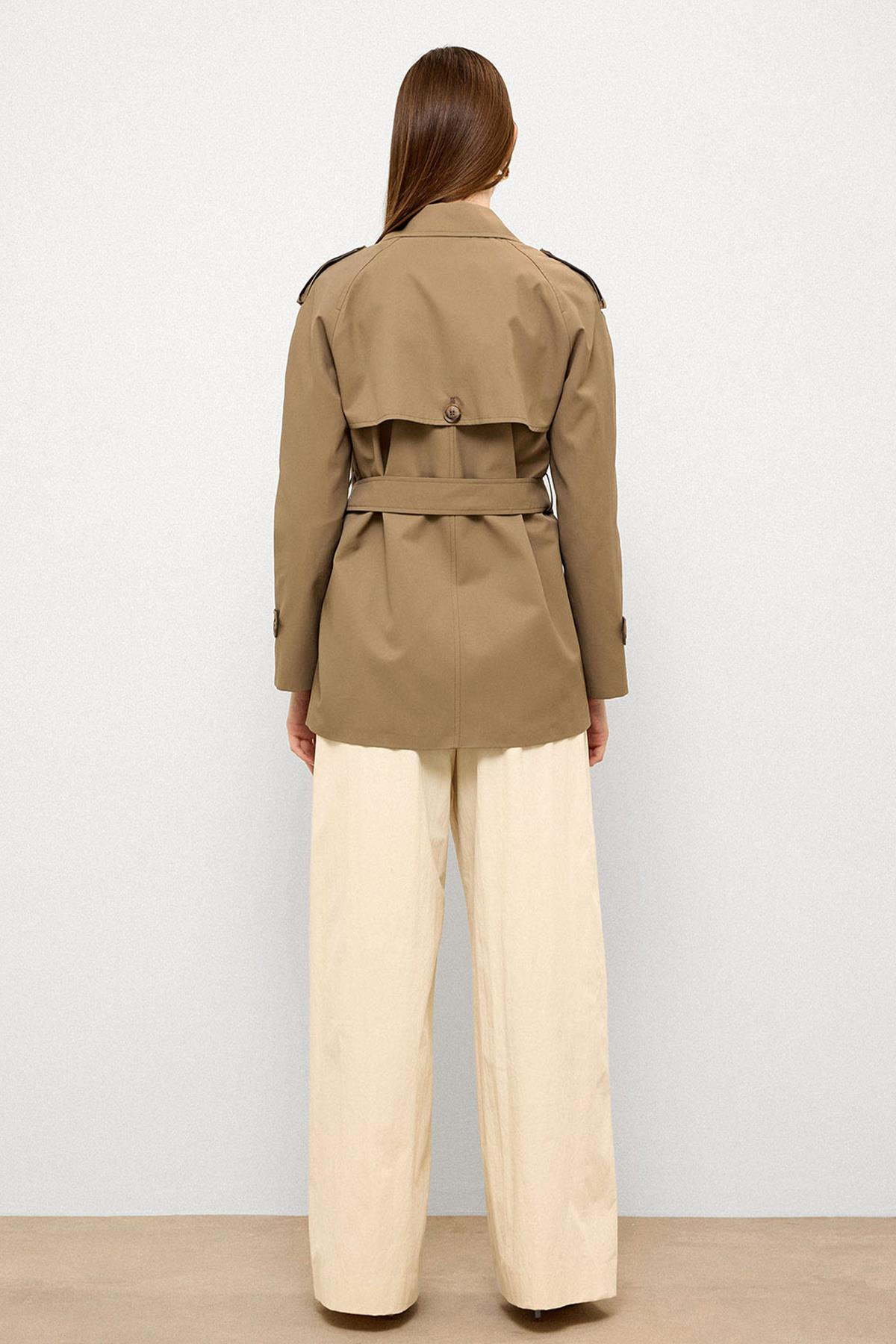 Pelerin ve Apolet Detaylı Su İtici Özellikli Kısa Trençkot VİZON 6765