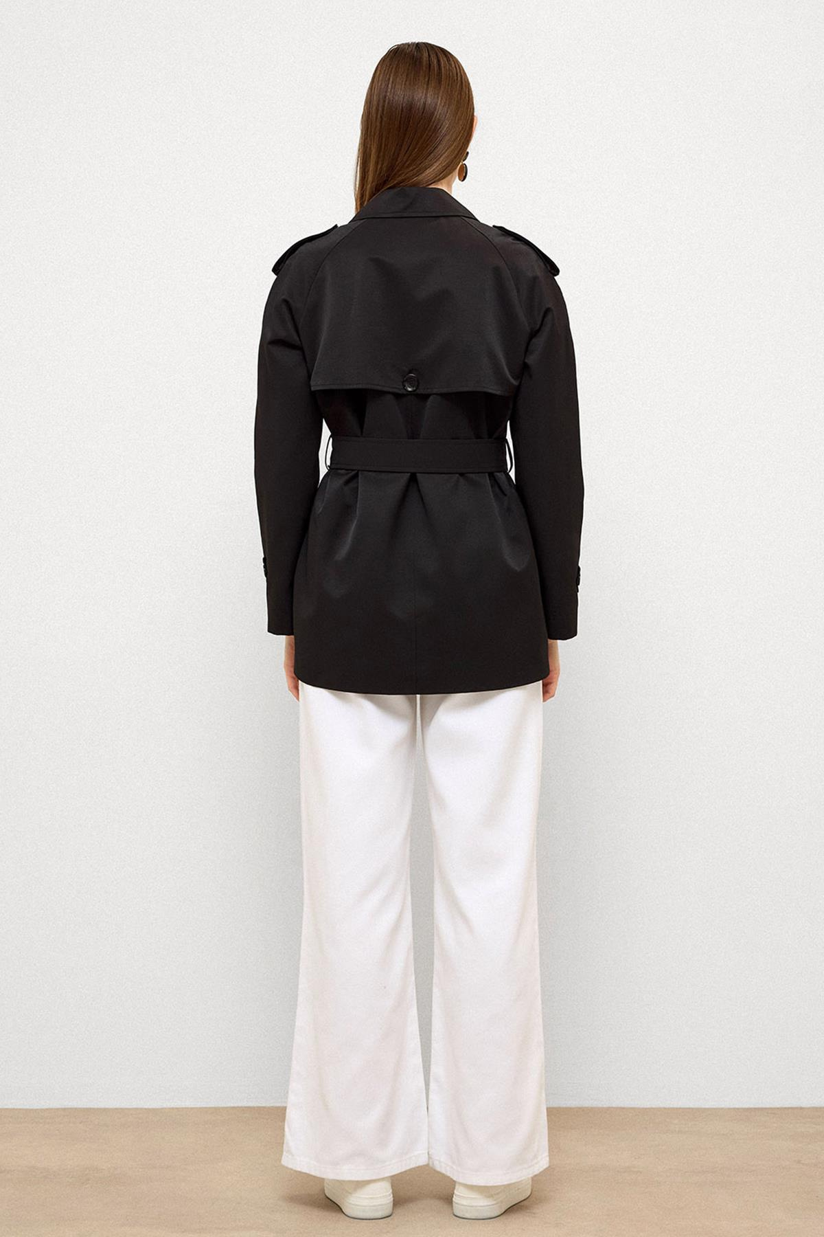 Pelerin ve Apolet Detaylı Su İtici Özellikli Kısa Trençkot SİYAH 6765