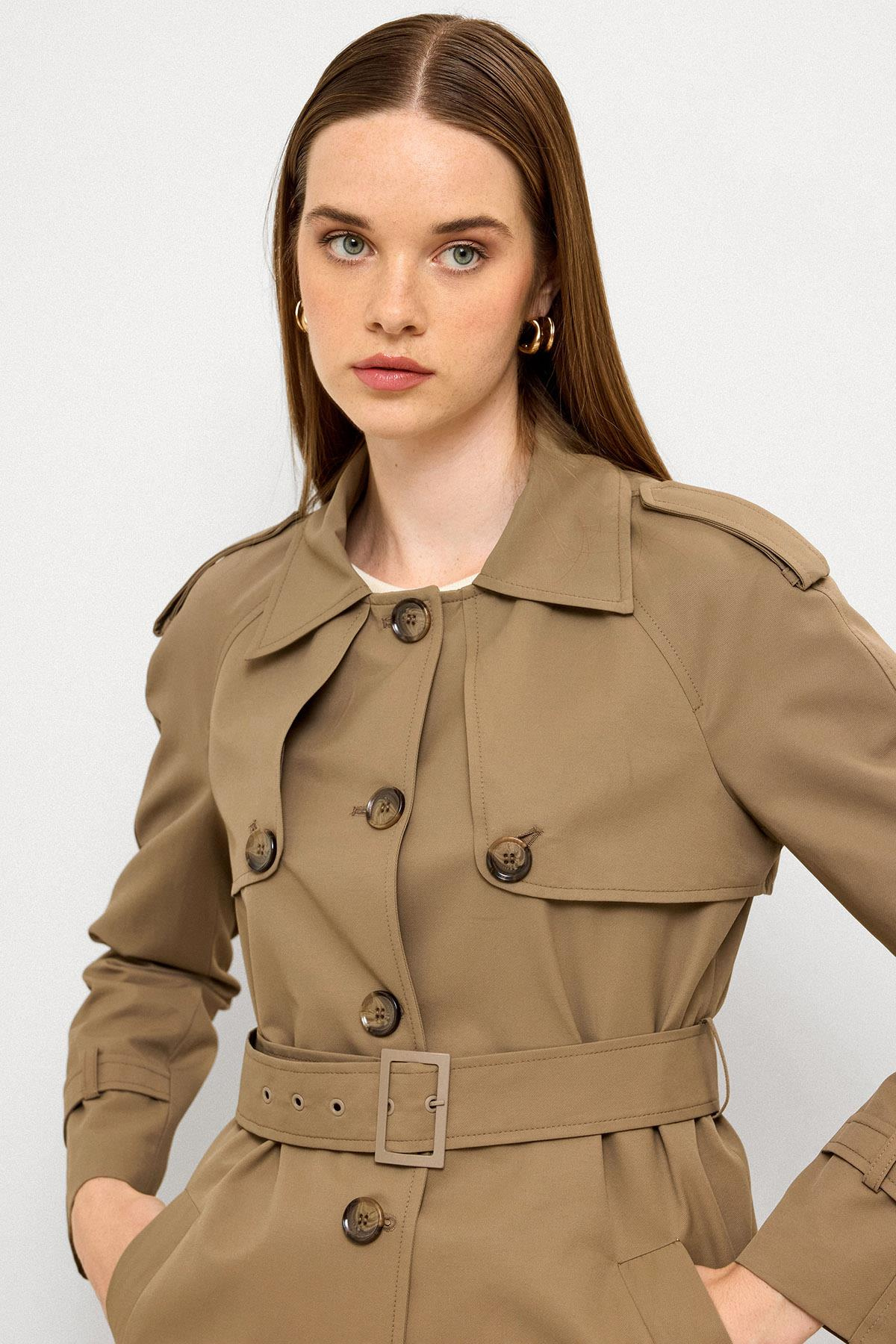 Pelerin ve Apolet Detaylı Su İtici Özellikli Kısa Trençkot VİZON 6765