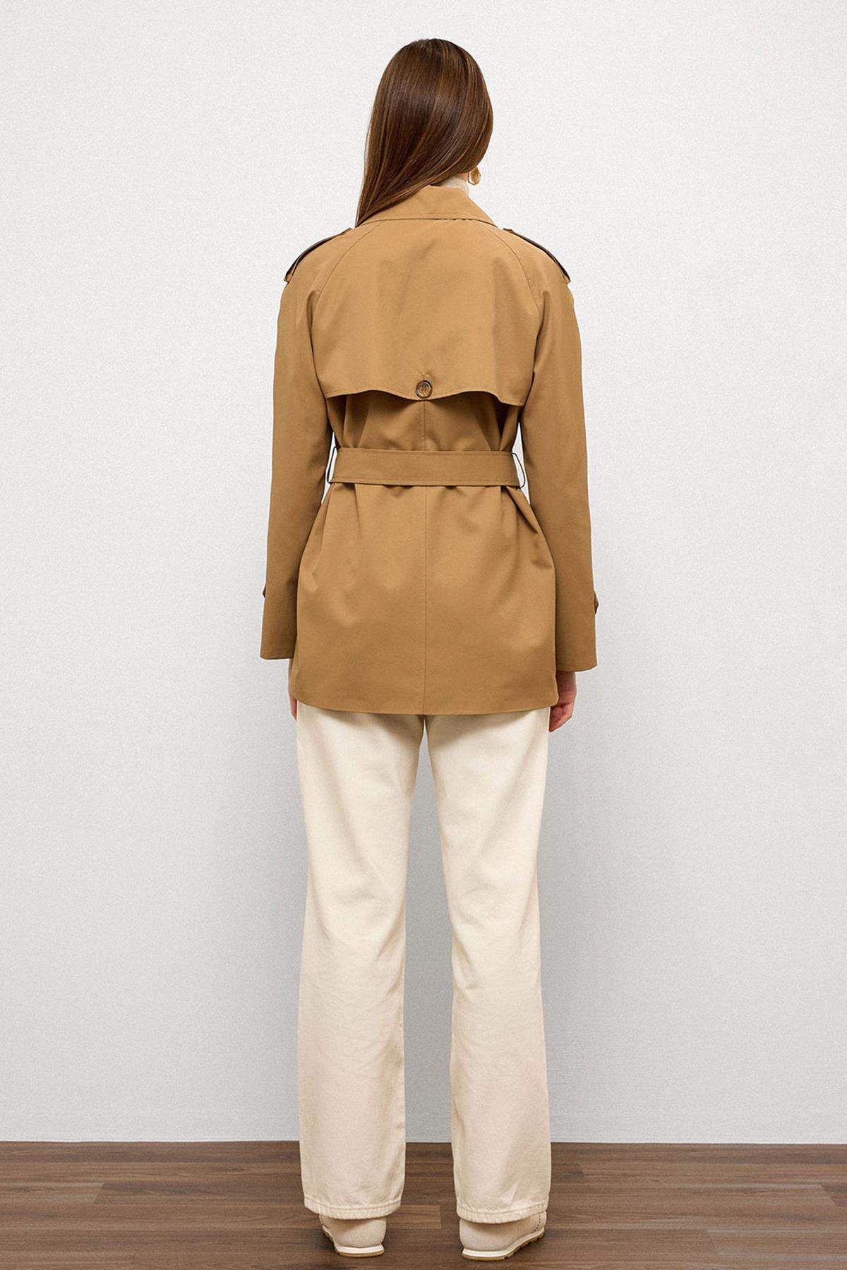 Pelerin ve Apolet Detaylı Su İtici Özellikli Kısa Trençkot KAMEL 6765