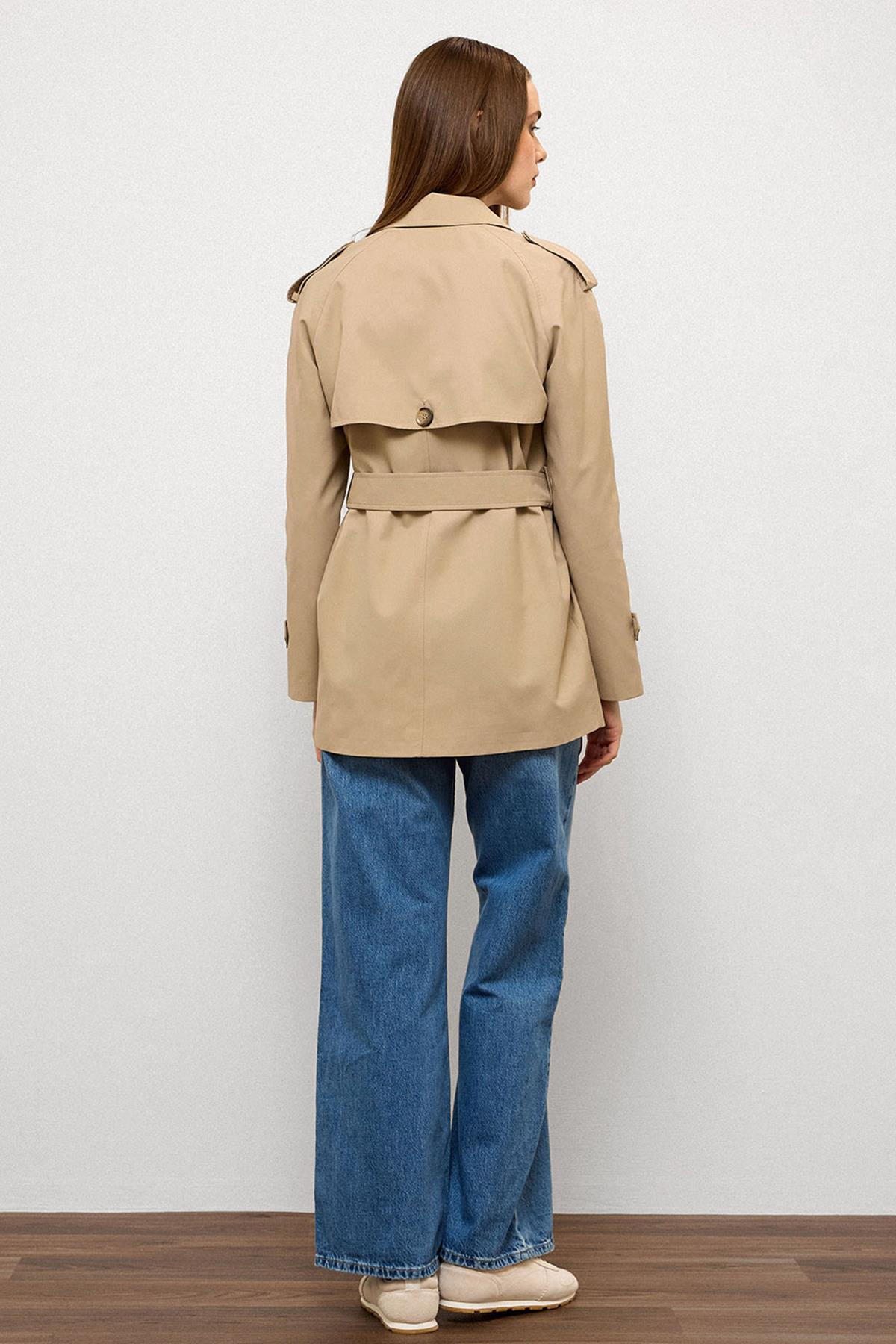 Pelerin ve Apolet Detaylı Su İtici Özellikli Kısa Trençkot BEJ 6765