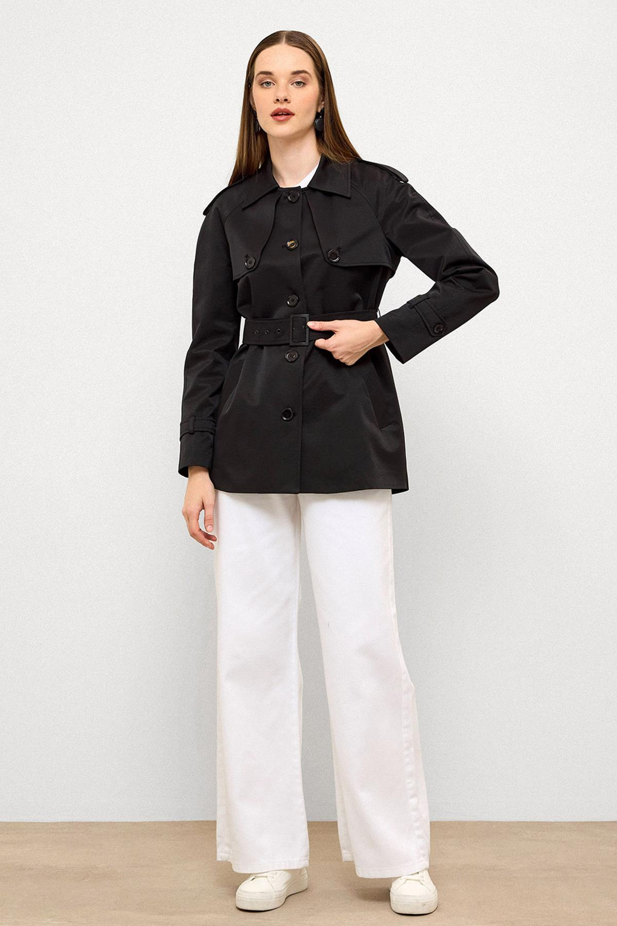 Pelerin ve Apolet Detaylı Su İtici Özellikli Kısa Trençkot SİYAH 6765