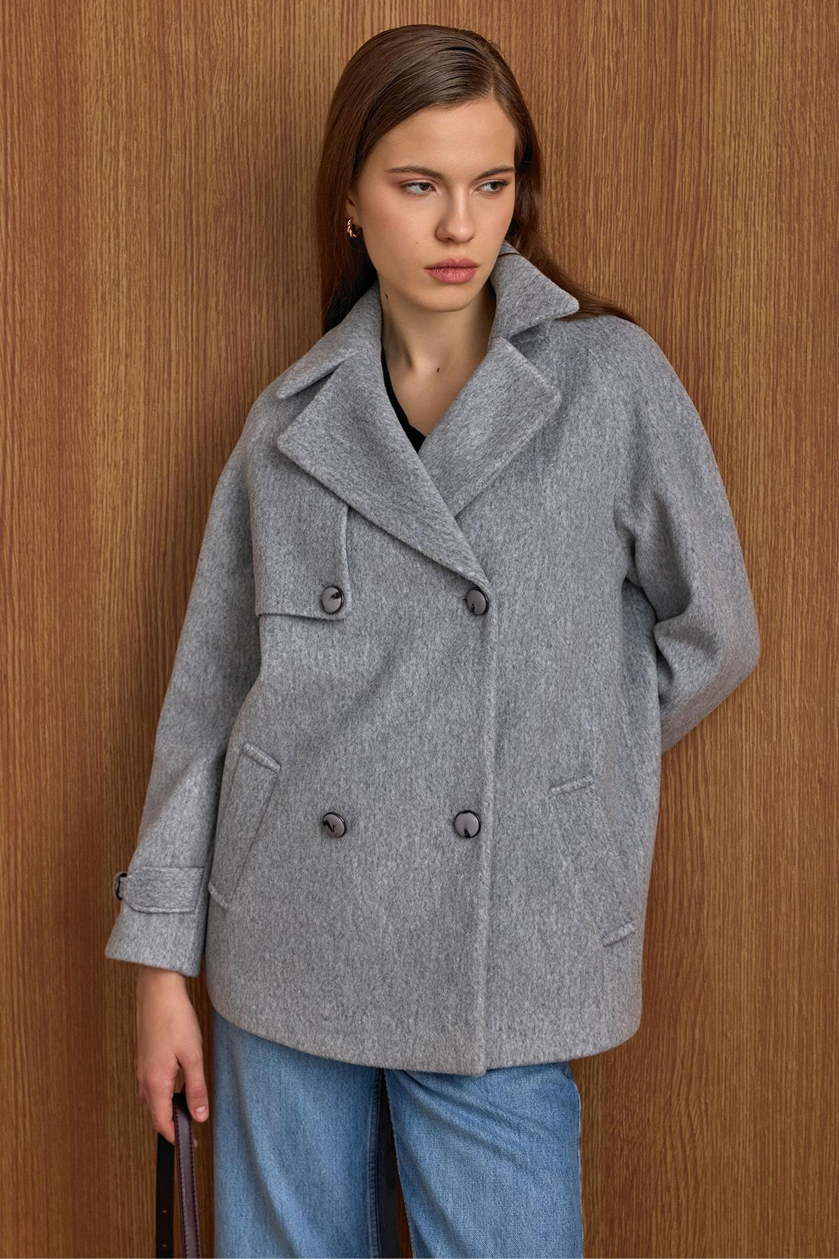 Pelerin ve Kol Patı Detaylı Kruvaze Kısa Kaban AÇIK GRİ 3161