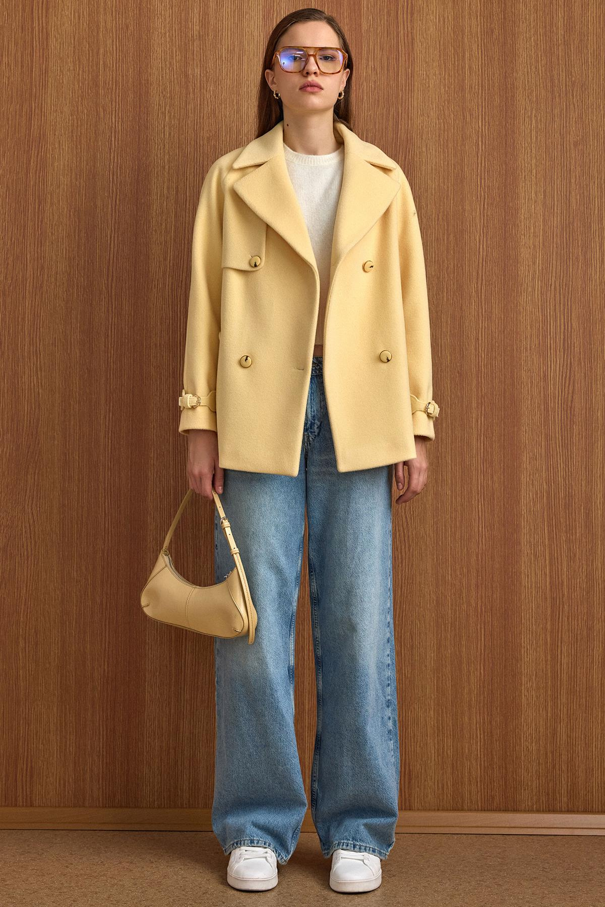 Pelerin ve Kol Patı Detaylı Kruvaze Kısa Kaban SARI 3161