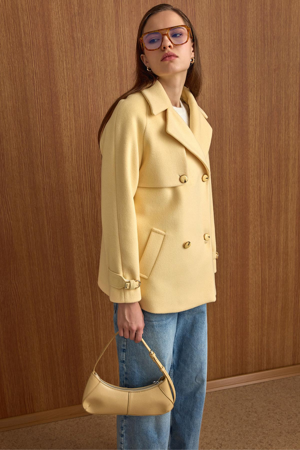 Pelerin ve Kol Patı Detaylı Kruvaze Kısa Kaban SARI 3161