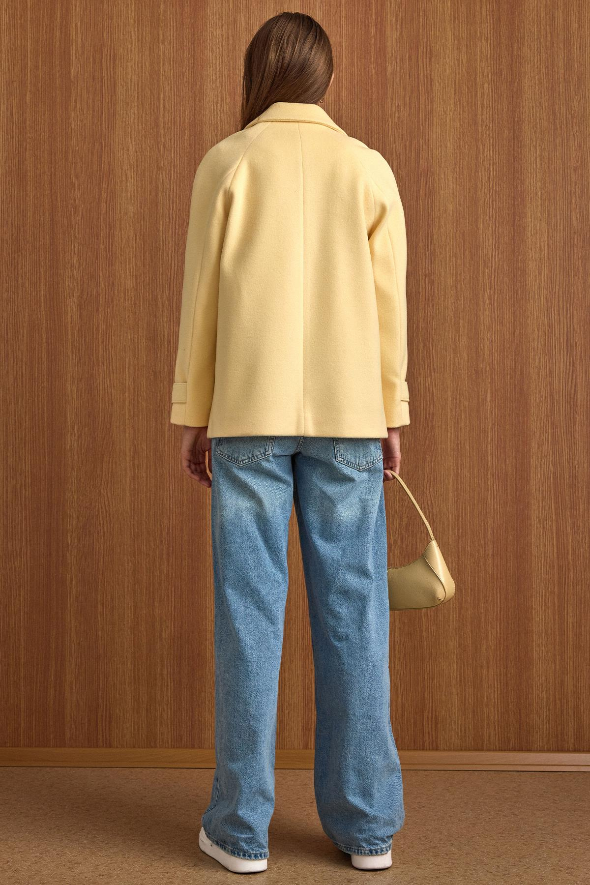 Pelerin ve Kol Patı Detaylı Kruvaze Kısa Kaban SARI 3161