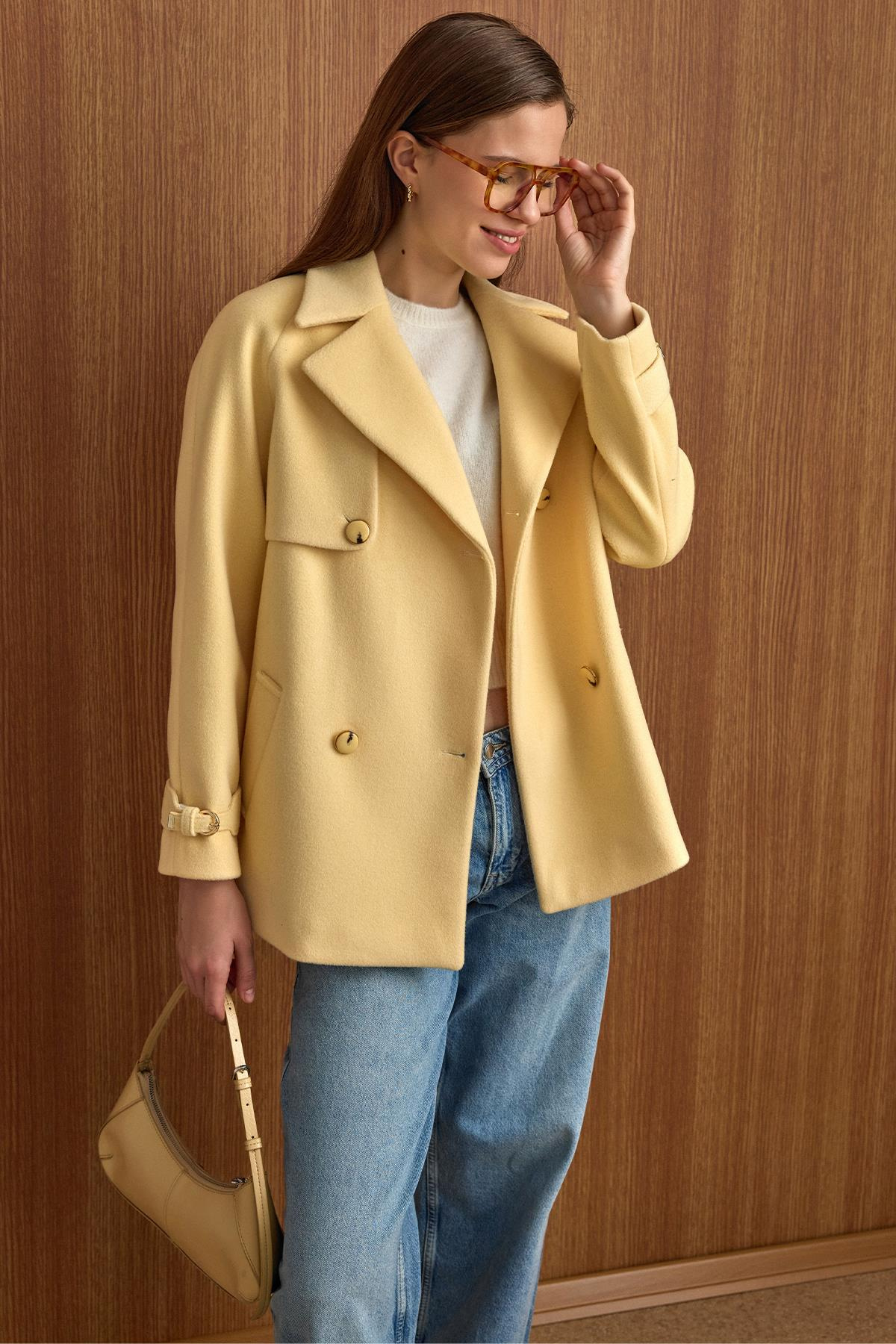 Pelerin ve Kol Patı Detaylı Kruvaze Kısa Kaban SARI 3161