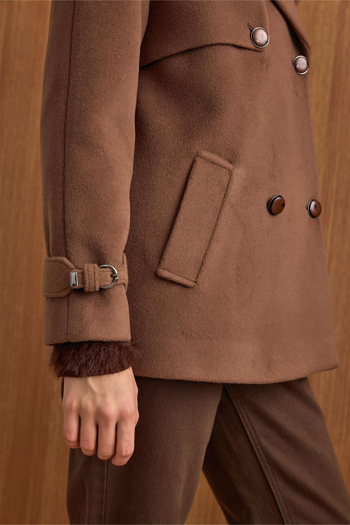 Pelerin ve Kol Patı Detaylı Kruvaze Kısa Kaban A.KAHVE 3161