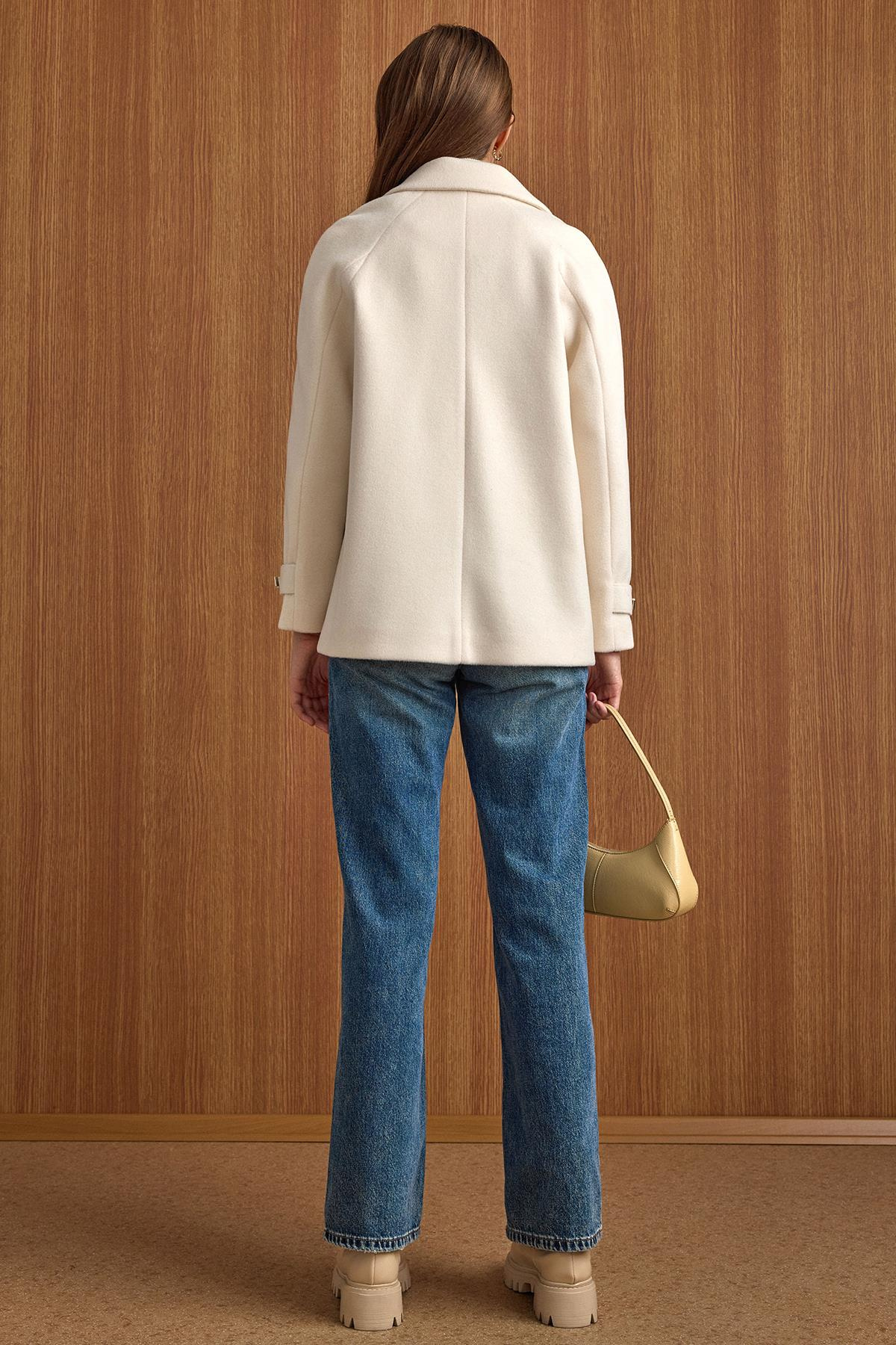 Pelerin ve Kol Patı Detaylı Kruvaze Kısa Kaban EKRU 3161