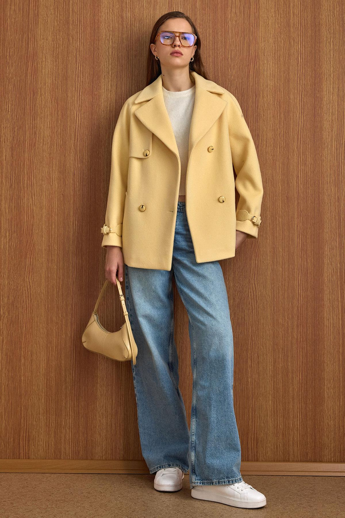 Pelerin ve Kol Patı Detaylı Kruvaze Kısa Kaban SARI 3161