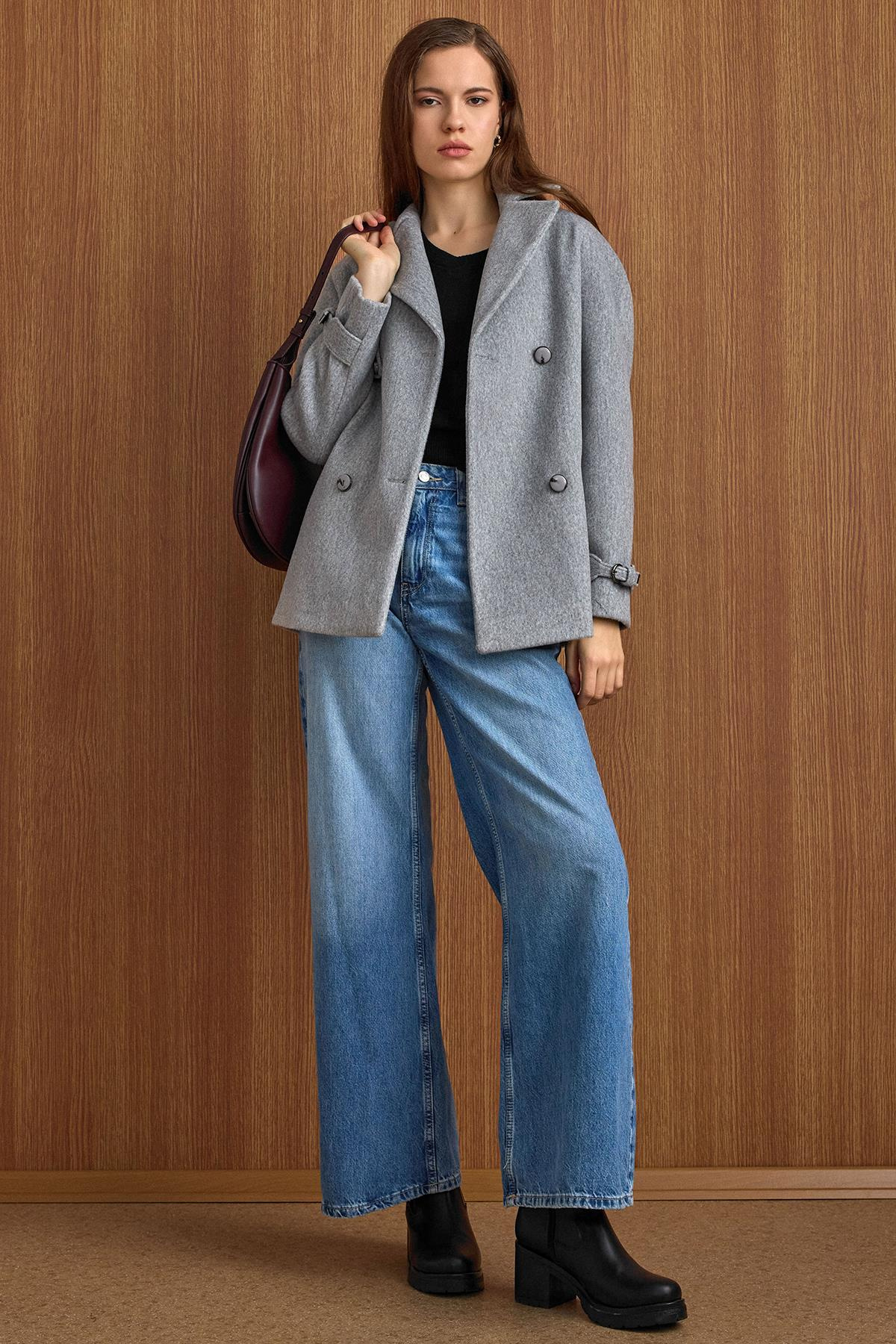 Pelerin ve Kol Patı Detaylı Kruvaze Kısa Kaban AÇIK GRİ 3161