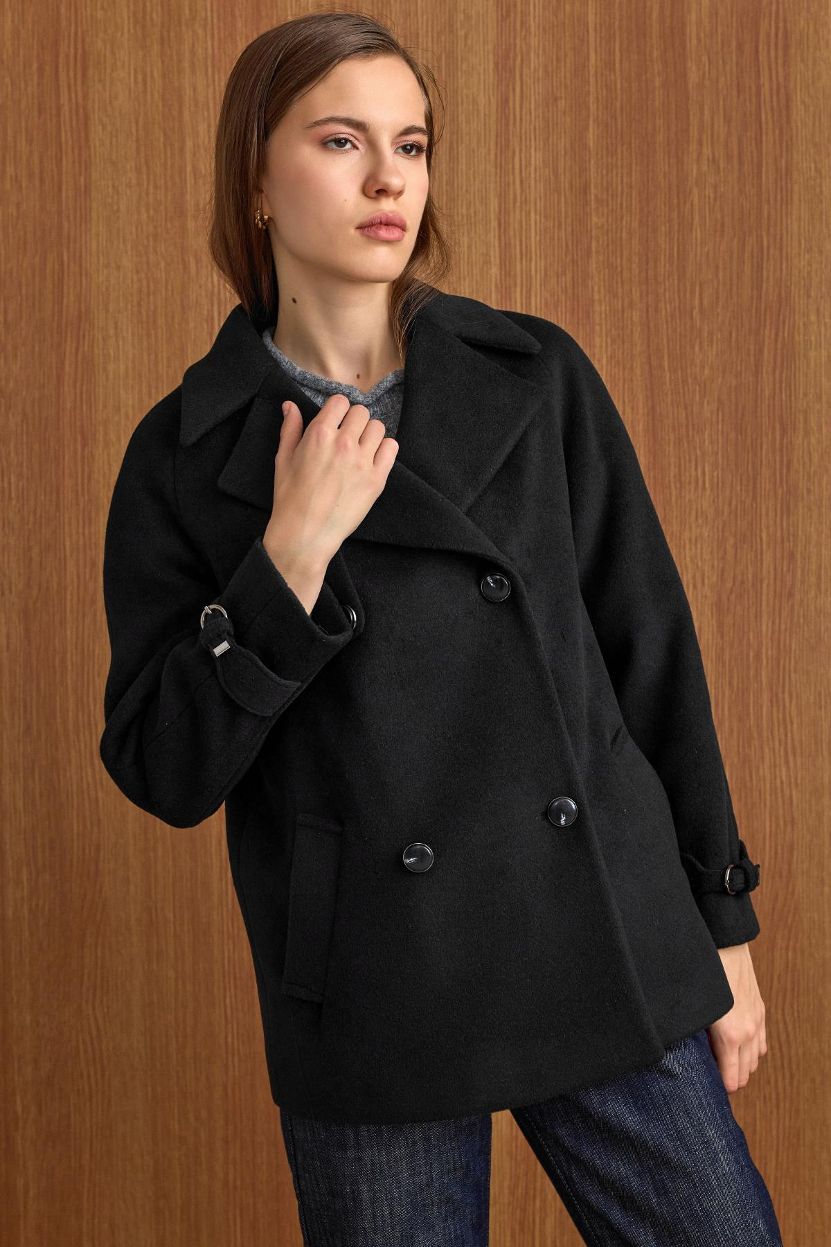 Pelerin ve Kol Patı Detaylı Kruvaze Kısa Kaban SİYAH 3161