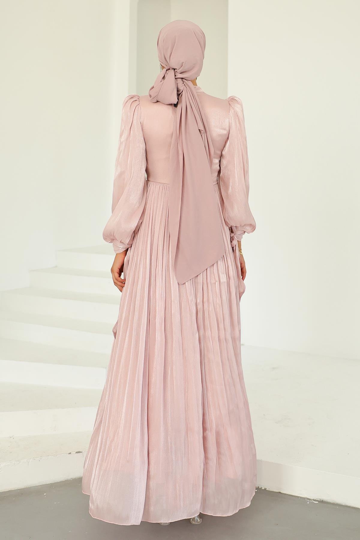 Pilise ve Taşlı Broş Detaylı Yoyo İpek Tesettür Abiye Elbise PUDRA 1244