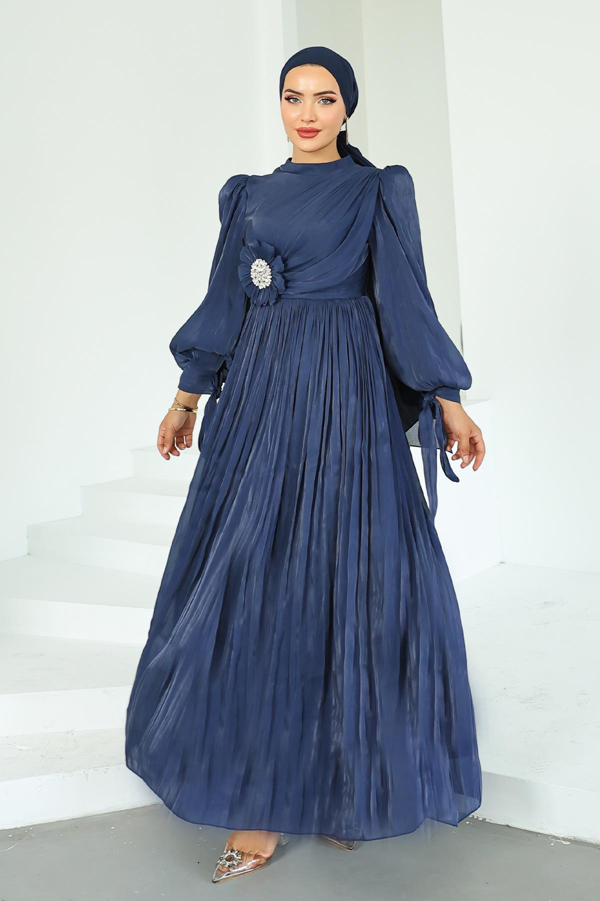 Pilise ve Taşlı Broş Detaylı Yoyo İpek Tesettür Abiye Elbise K. İNDİGO 1244