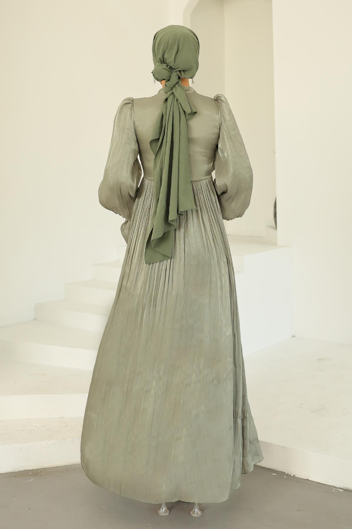 Pilise ve Taşlı Broş Detaylı Yoyo İpek Tesettür Abiye Elbise AÇIK YEŞİL 1244