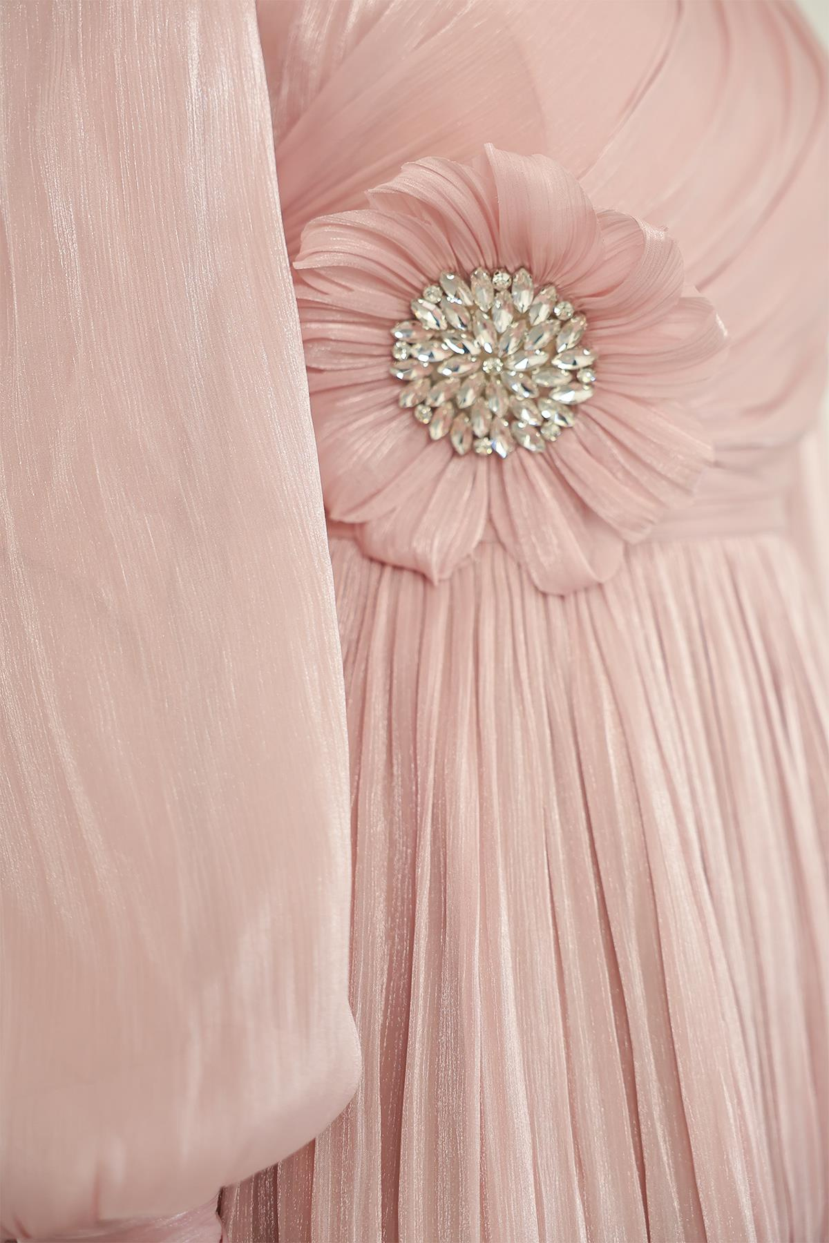 Pilise ve Taşlı Broş Detaylı Yoyo İpek Tesettür Abiye Elbise PUDRA 1244